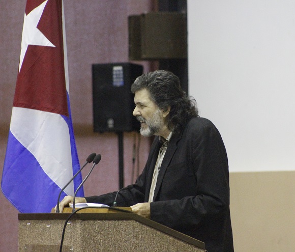 Abel Prieto lee sus palabras de elogios a Armand Mattelart durante la inauguración de ICOM-2015. Foto: José Raul Concepción/Cubadebate.