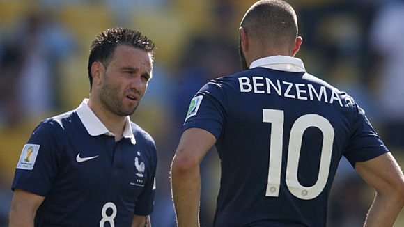 Benzema y valbuena durante un partido con la selección francesa. Foto tomada de Deportes Cuatro.