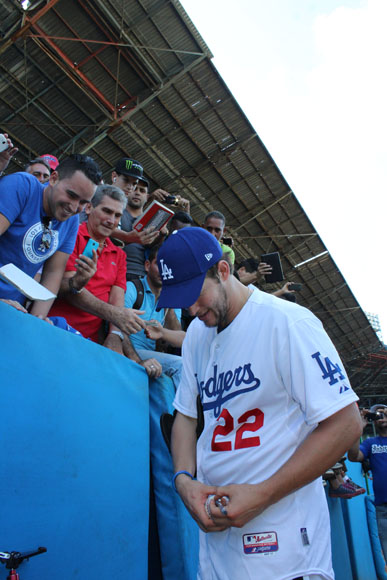 Clayton Kershaw firmó autógrafos a los aficionados que acudieorn al Latino.