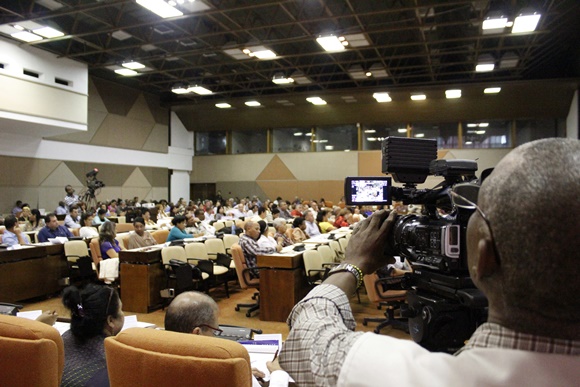 Tercera y última jornada de debates en la Asamble Nacional del Poder Popular. Foto: José Raúl Concepción/Cubadebate.