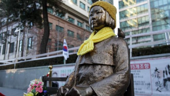 Como parte del acuerdo, Corea del Sur considerará retirar esta estatua en honor a las esclavas sexuales que está ubicada frente a la embajada de Japón en Seúl.
