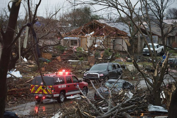 Equipos de rescate buscan víctimas por el clima severo en Rowlett, Texas, este domingo. Foto: AP.