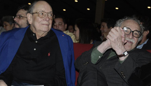Alfredo Guevara junto al escritor Gabriel García Márquez, presidente de la FNCL, en La Habana
