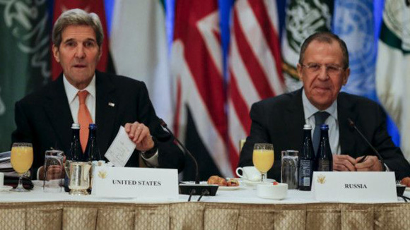 El Secretario de Estado de EE. UU., John Kerry (izq.) y el ministro de Relaciones Exteriores de Rusia, Serguei Lavrov ratificaron el acuerdo entre sus naciones sobre el plan de paz en Siria. Foto: Reuters.