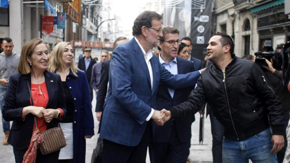 Rajoy, durante su paseo por Vigo, previo a la agresión en Pontevedra. Foto: EFE
