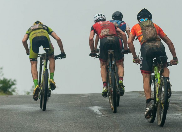 Grupo de cuatro ciclistas escapados ruedan la tercera etapa Soroa-Viñales (119 km) durante la Titán Tropic Cuba de ciclismo de montaña el martes 8 de diciembre de 2015. FOTO de Calixto N. Llanes (CUBA)