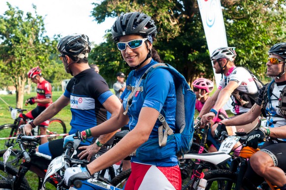 Ciclistas cubana Olga Echenique sonríe en la línea de meta antes de comenzar la cuarta etapa Viñales-Viñales (73 km) de la Titán Tropic Cuba de ciclismo de montaña el miércoles 9 de diciembre de 2015. FOTO de Calixto N. Llanes/Juventud Rebelde (CUBA)