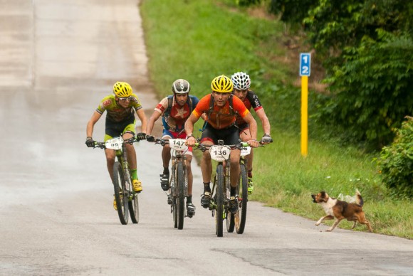 Grupo de cuatro ciclistas escapados ruedan la tercera etapa Soroa-Viñales (119 km) durante la Titán Tropic Cuba de ciclismo de montaña el martes 8 de diciembre de 2015. FOTO de Calixto N. Llanes.