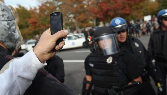 Ante la violencia policial, los estadounidenses lanzaron una campaña para grabar con celulares los abusos y denunciarlos en las redes. Foto: Agencias