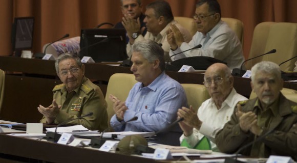 El Presidente cubano Raúl Castro Ruz asiste a la sesión plenaria de la Asamblea Nacional del Poder Popular de Cuba, que sesiona luego de tres intensas jornadas de trabajo por comisiones para abordar importantes problemáticas de la realidad de la isla caribeña. Foto: Ismael Francisco/ Cubadebate