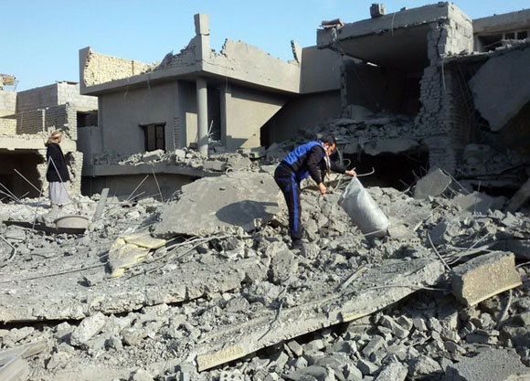Restos de una edificación en la ciudad iraquí de Faluya tras ataque aéreo estadounidense. Foto: Xinhua.