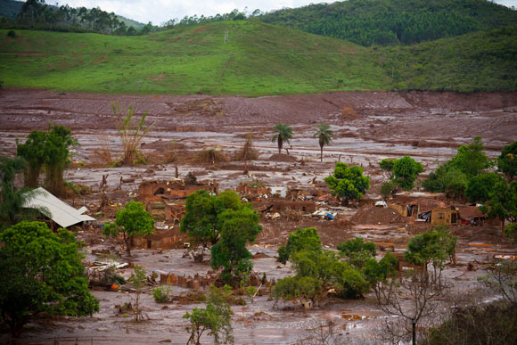 Destrucción tras el mayor desastre ambiental de Brasil. Foto: Brasil de Fato.