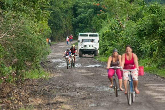 Ciclistas recorren la segunda etapa Las Terrazas-Soroa (82,6 km) durante la Titán Tropic Cuba de mountain bike el lunes 7 de diciembre de 2015. FOTO de Calixto N. Llanes