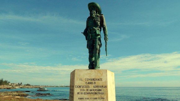 Estatua de Camilo Cienfuegos en Gibara, Holguín. Foto: Ernesto González Velázquez / Cubadebate