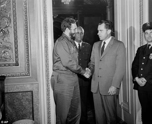 El 19 de abril de 1959 el entonces vicepresidente Richard Nixon recibió a Fidel Castro. En la agenda de Castro se dijo que el encuentro había durado sólo 15 minutos. Hoy se sabe que ambos líderes hablaron en la oficina de Capitol Hill por más de dos horas. Foto: AP.