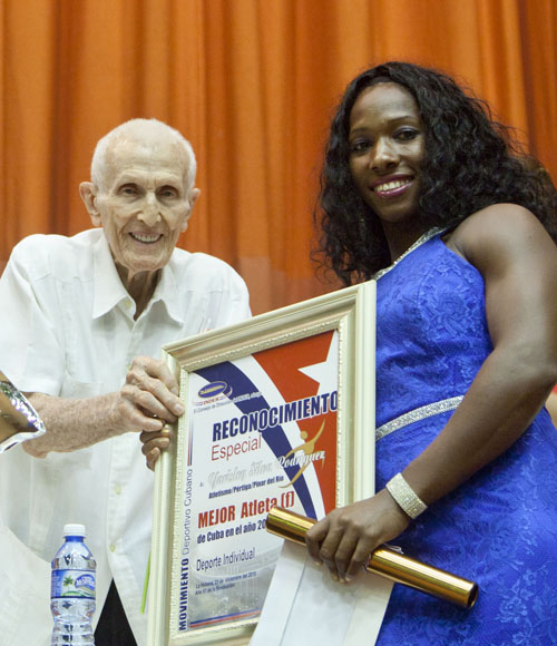Mejor Atleta del año en Cuba, Yarisley Silva.  Foto: Ismael Francisco/Cubadebate.
