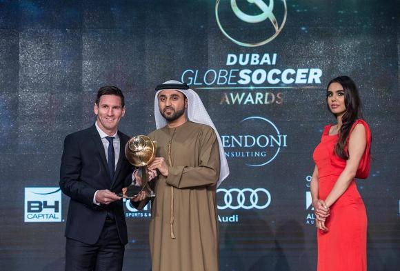 Messi sube a recoger el trofeo del el Globe Soccer Award. Foto: Lapressse/ Fabio Ferrari.