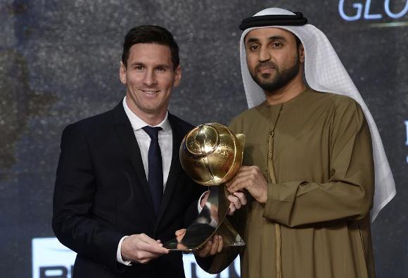 Messi sube a recoger el trofeo del el Globe Soccer Award. Foto: Lapressse/ Fabio Ferrari.