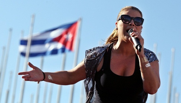 La cantante puertorriqueña Olga Tañón cumplió hoy la promesa hecha a sus seguidores cubanos al ofrecer un multitudinario concierto frente al malecón de La Habana.