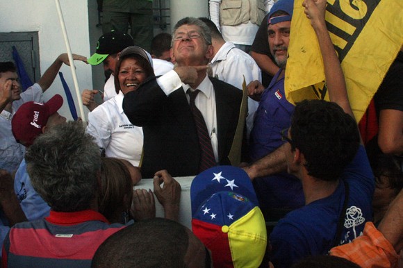 Vea los ofensivos gestos de Ramos Allup durante juramentación de nuevos diputados. Foto: Juan Carlos Neira/ YVKE