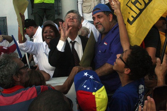 Vea los ofensivos gestos de Ramos Allup durante juramentación de nuevos diputados. Foto: Juan Carlos Neira/ YVKE