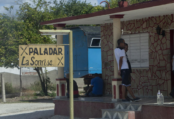 Muchos de estas paladares están unos al lado de otros. Foto: Ismael Francisco/Cubadebate.