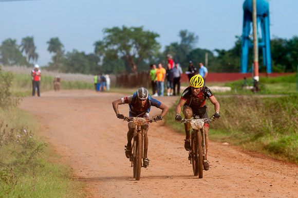 Atletas recorren la primera etapa La Habana-Las Terrazas durante Titán Tropic Cuba de mountain bike. Foto: Calixto N Llanes.