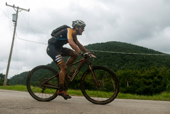 Atleta recorre la primera etapa La Habana-Las Terrazas durante Titán Tropic Cuba. Foto: Calixto N. Llanes.