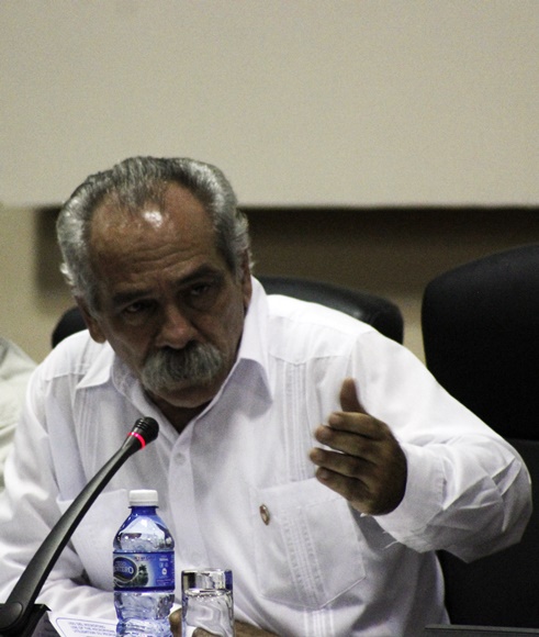 El doctor Jorge González, presidente de la Comisón de Salud y Deporte, durante la sesión conjunta de Servicios, Agroalimentaria y Salud. Foto: José Raúl Concepción/Cubadebate.