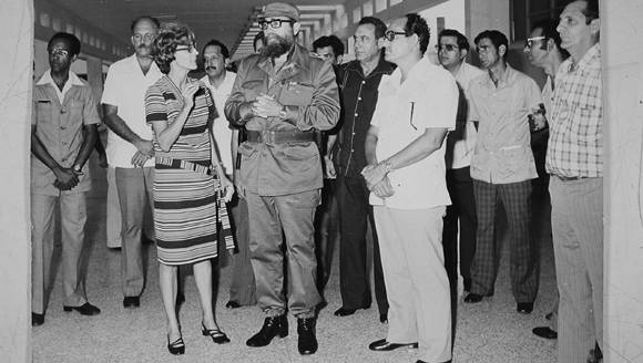 Fidel visita el CENSA el 1 de septiembre de 1980 para inaugurar el centro. Al frente de izquierda a derecha. Rosa Elena Simeón, Fidel y Álvarez de la Nuez. Foto: Archivo de Cubadebate