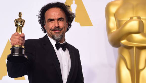 Alejandro González Iñárritu al recibir el premio a la mejor película en la edición pasada de los Oscar. Foto: AFP