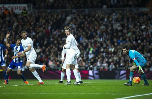 Benzema anotó el primer gol de taquito. Estaba en posición correcta. Foto: AFP.
