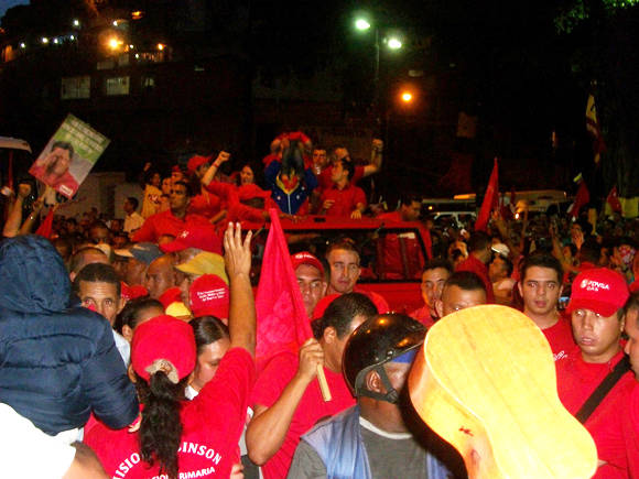 Chávez levanta el niño. Foto: Arnaldo Rodríguez.