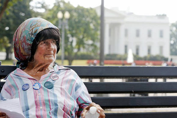 Conchita Picciotto, la española que protestó durante décadas frente a la Casa Blanca, murió a los 80 años. Foto: AP.