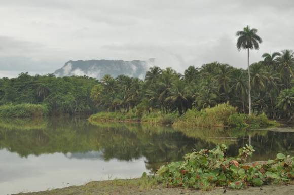 Desembocadura rio Duaba al fondo el Yunque de Baracoa  Foto: Henry Delgado(espeleólogo matancero) / Cubadebate
