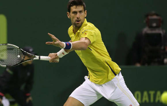 Djokovic intenta llegar a una pelota AFP