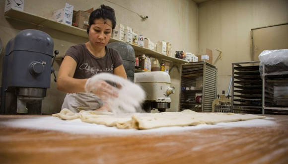 La panadera Dolores Ríos, en Iowa. Foto: AFP