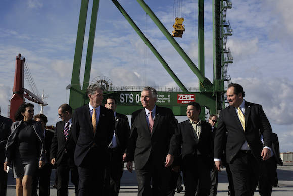 Gobernador demócrata de Virginia, Terry McAuliffe, en el Puerto del Mariel. Foto: Enrique  de la Osa/ Reuters