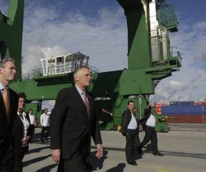 Gobernador demócrata de Virginia, Terry McAuliffe, en el Puerto del Mariel. Foto: Enrique de la Osa/ Reuters