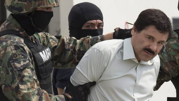 Imagen del momento en que capturan a Joaquín El Chapo Guzmán. Foto: voxpopulileon.com
