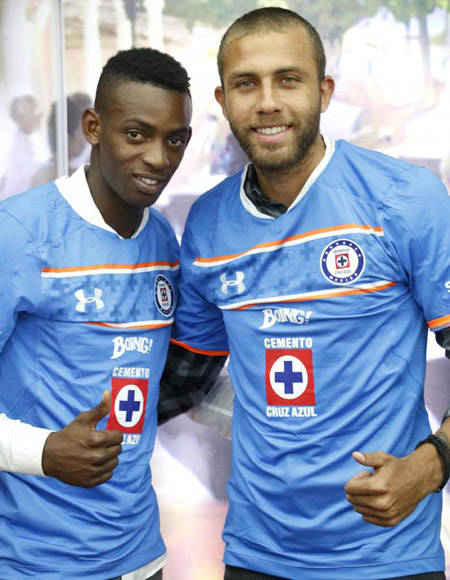 Maikel Reyes y Abel Martínez (der.) con la camiseta del Cruz Azul. Foto: Ricardo Morejón.