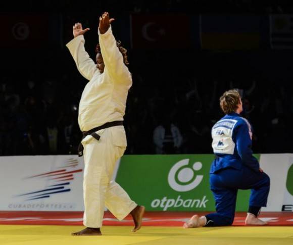 La cubana Idalys Ortiz (kimono blanco), gano la medalla de oro al vencer en la final a la francesa Lucie Louette, en la división de +78 Kg, en el Grand Prix de Judo, que se celebra en el Coliseo de la Ciudad Deportiva, en La Habana, el 24 de enero de 2016. Foto: Marcelino Vázquez / ACN