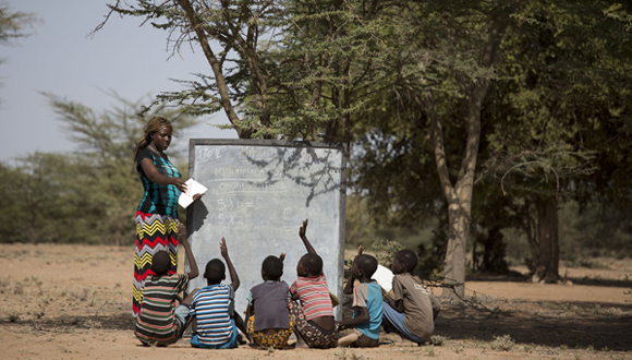  Una profesora imparte clases a la intemperie en Kenya. Foto: Tomada de blog.fundacionmontemadrid.es 