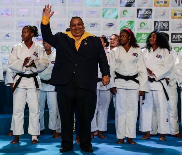 El profesor Rolando Veitia (I), durante su retiro oficial, en el Grand Prix de Judo, que se celebra en el coliseo de la Ciudad Deportiva, en La Habana, el 23 de enero de 2016. Foto: Marcelino Vázquez Hernández / ACN 