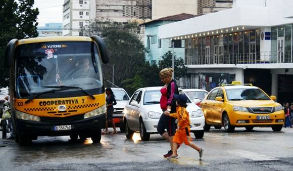 Ni los taxis ruteros ni mucho menos los arrendados por agencias estatales hacen que la demanda de los boteros disminuya. Foto: José Raúl Concepción/Cubadebate