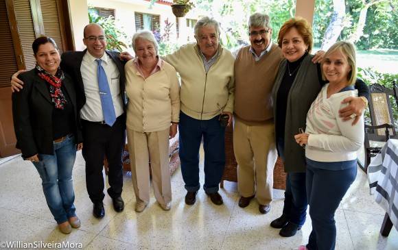 José Pepe Mujica, Lucía Topalonsky, el embajador uruguayo Ariel Bergamo, su esposa y el equipo de la Mesa Redonda, La Habana, 25 de enero de 2016. Foto: William Silveira Mora