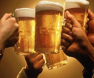 El hábito de beber cerveza es beneficioso para la salud gracias a la alta concentración que tiene esta bebida de xanthohumol. Foto: Excélsior