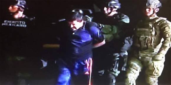 El Chapo conducido a prisión. Foto: Captura de la TV