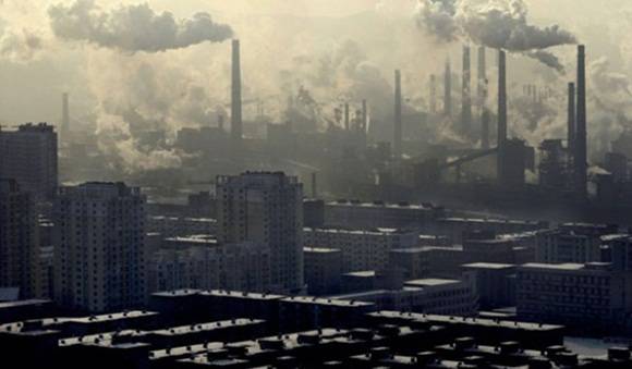 El mes pasado Pekín emitió por segunda vez el nivel de alerta roja por contaminación aérea, cerrando escuelas y  prohibiendo la construcción al aire libre. Foto: Correo del Orinoco.