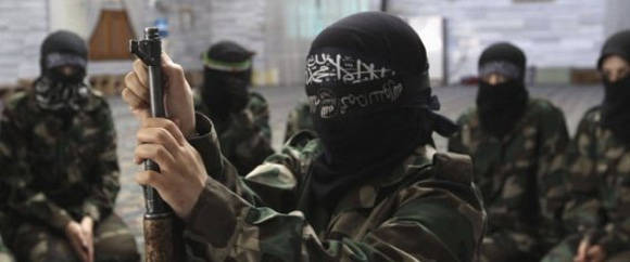 Un joven miliciano del EI recibe entrenamiento en un lugar sin identificar de Iraq. Foto: Reuters.